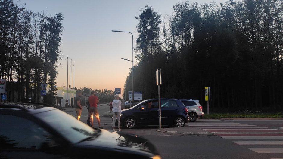 Kauno rajone partrenktas pėsčiųjų perėja paspirtuku važiavęs jaunuolis