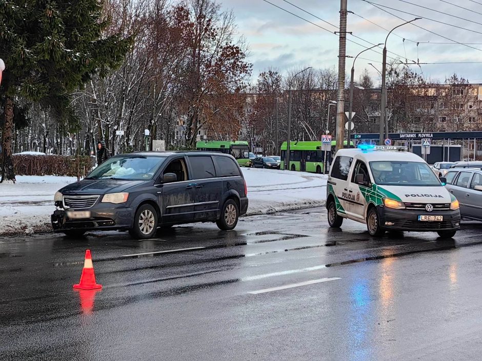 Nustebino kauniečius: avarijos aplinkybių analizuoti atvyko keli pareigūnų ekipažai 