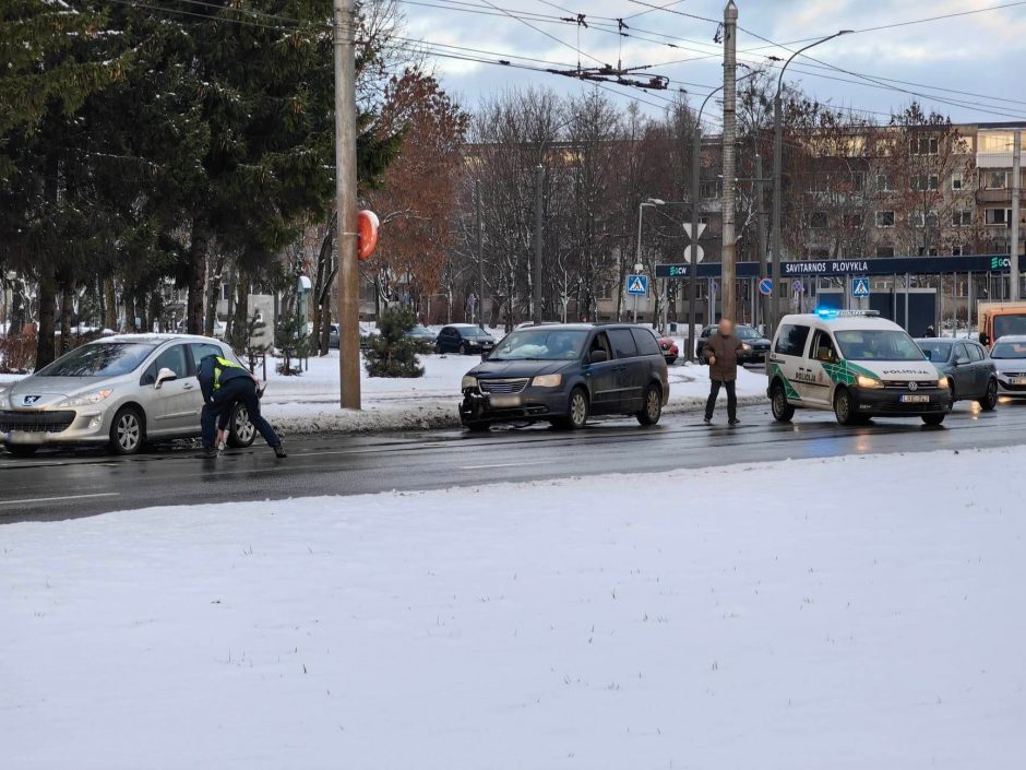 Nustebino kauniečius: avarijos aplinkybių analizuoti atvyko keli pareigūnų ekipažai 