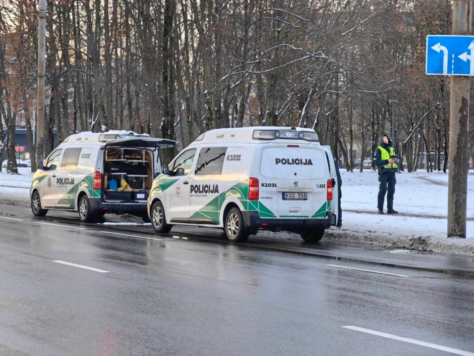 Nustebino kauniečius: avarijos aplinkybių analizuoti atvyko keli pareigūnų ekipažai 