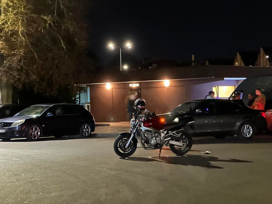Prie Kauno pilies – konfliktas: BMW „piešė saules“ ir kliudė motociklą
