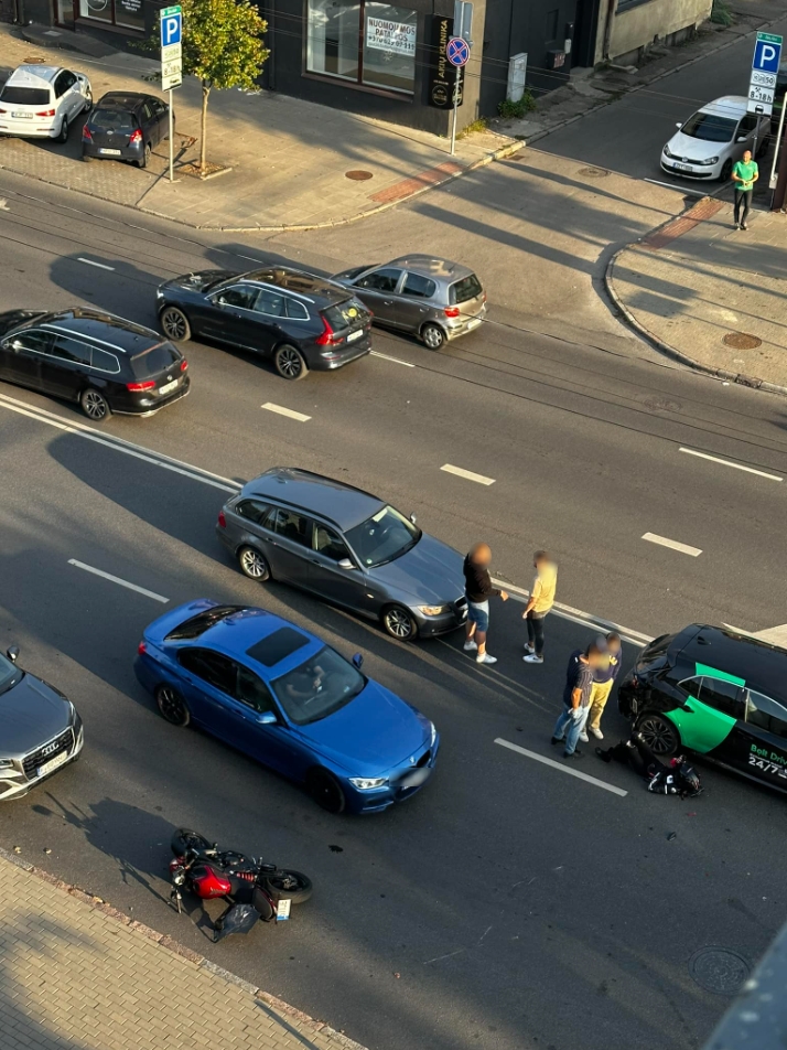 Savanorių prospekte – avarija: motociklininkė išvežta į Kauno klinikas