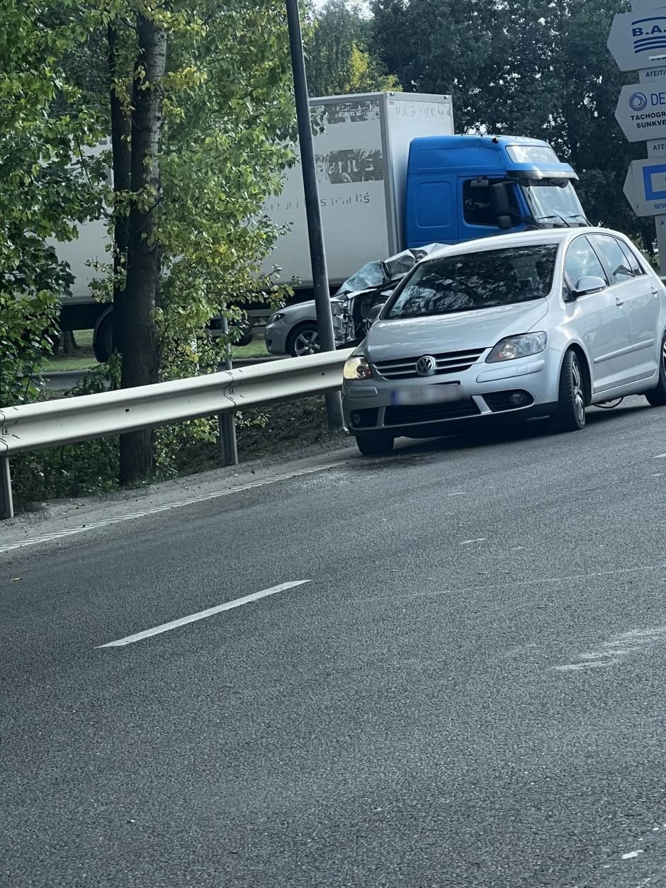 Ateities plente – sunkvežimio ir lengvojo automobilio avarija: žuvo vairuotojas