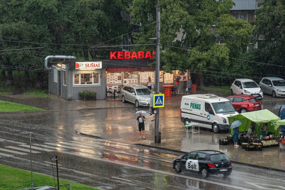 Kauną skalauja lietus, dangų raižo žaibai 