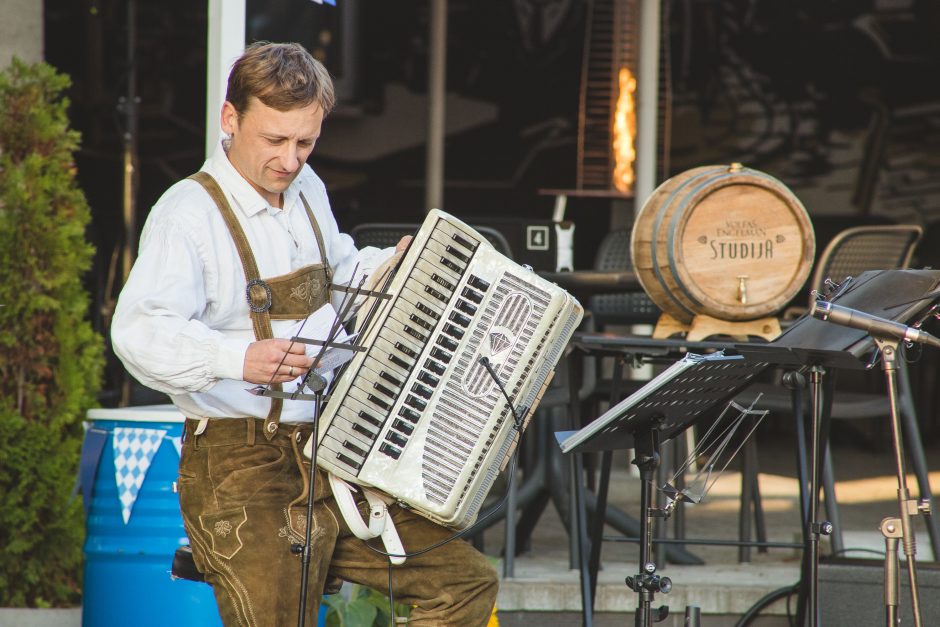 Bavariškos muzikos grupės lyderis: ne veltui šios melodijos publiką šokdina ant stalų