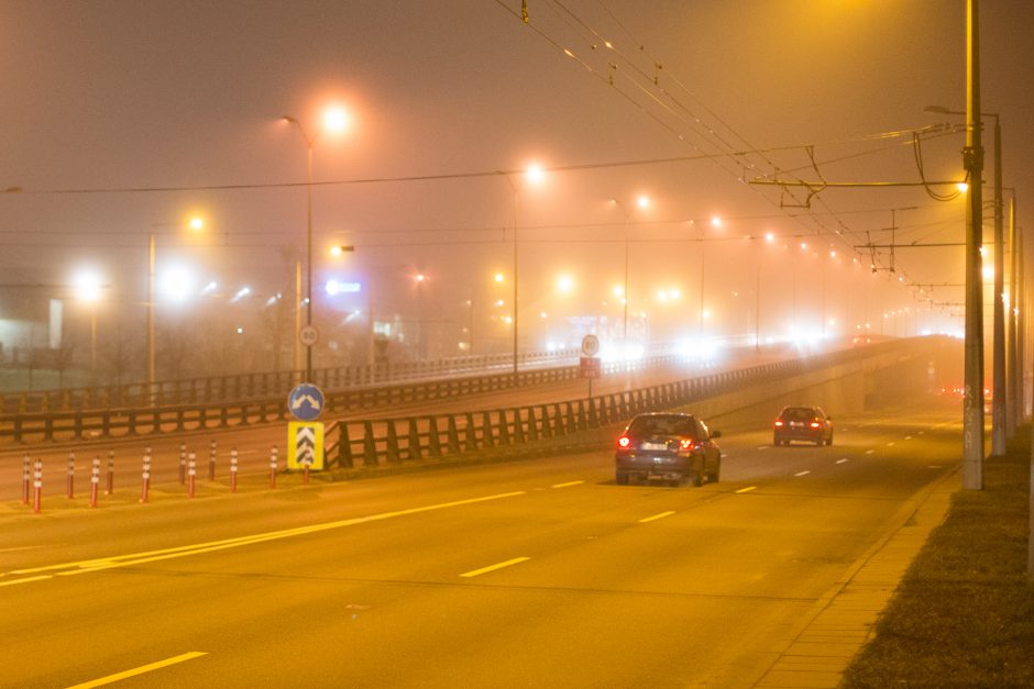 Kelininkai įspėja: naktį eismo sąlygas sunkins rūkas