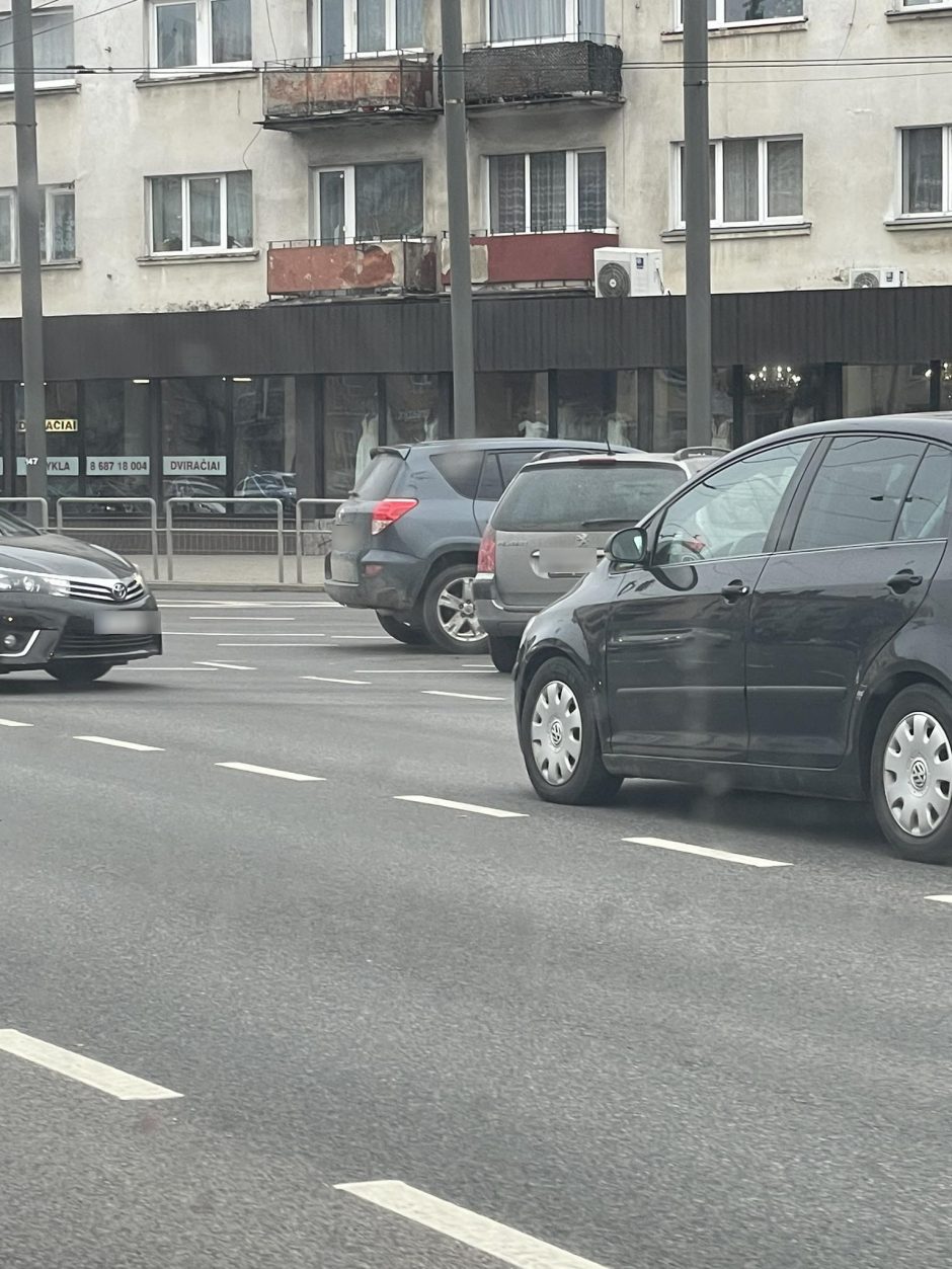 Judrioje Kauno sankryžoje – dviejų automobilių avarija