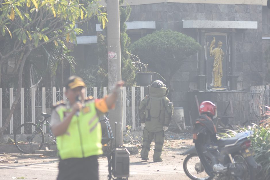 Indonezijoje per sprogdinimus bažnyčiose žuvo mažiausiai devyni žmonės