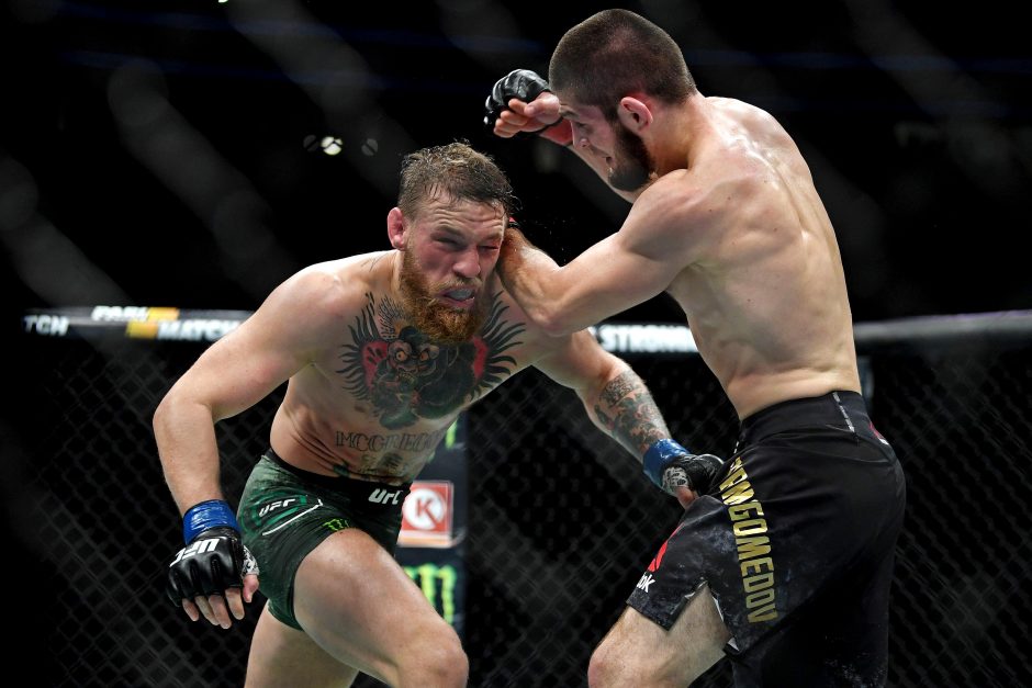 Brangiausioje UFC kovoje Ch. Nurmagomedovas prismaugė C. McGregorą ir sukėlė skandalą