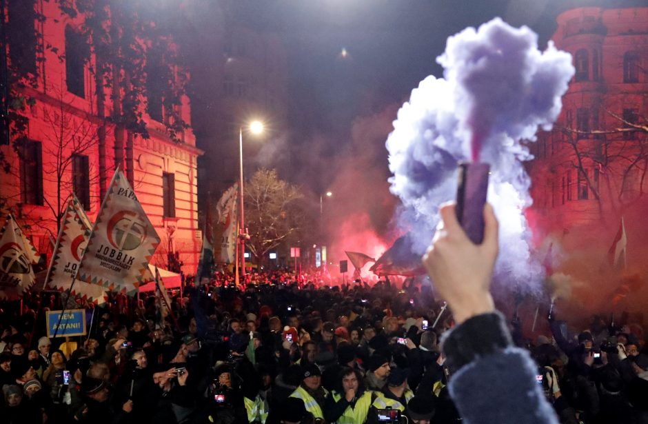 Vengrijoje protestuojančius parlamentarus išmetė iš valstybės transliuotojo būstinės