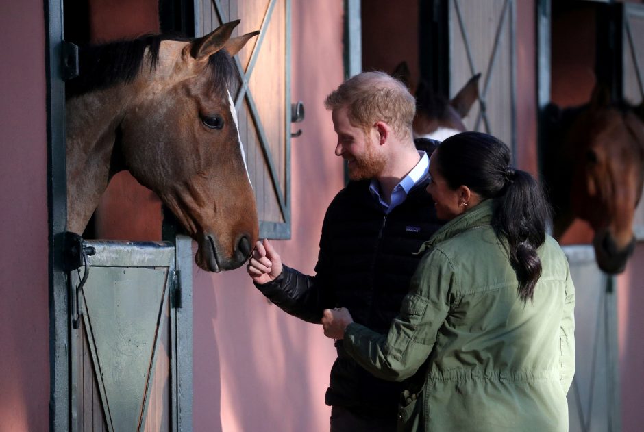 Harry ir Meghan apsilankė neįgaliųjų terapijai naudojamų žirgų klube