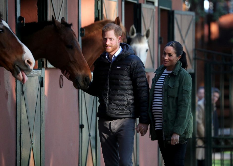 Harry ir Meghan apsilankė neįgaliųjų terapijai naudojamų žirgų klube