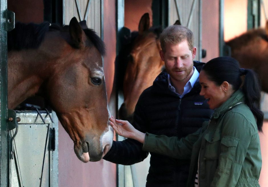 Harry ir Meghan apsilankė neįgaliųjų terapijai naudojamų žirgų klube