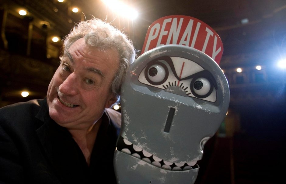 Mirė Britanijos komikų kolektyvo „Monty Python“ narys T. Jonesas
