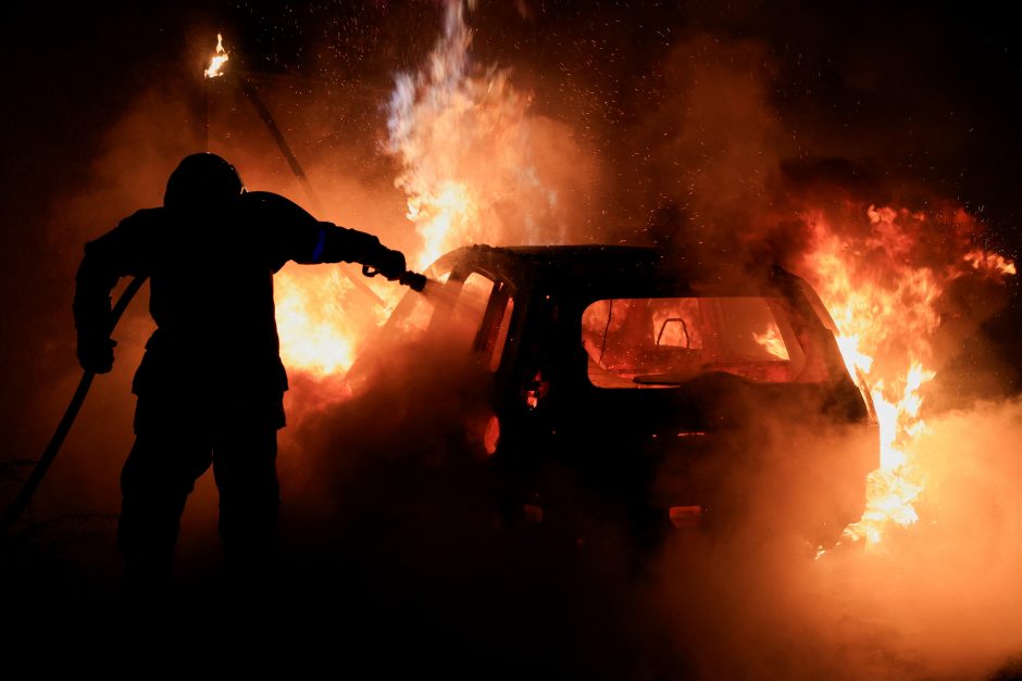 Prancūzijoje žuvo ugniagesys, gesinęs riaušininkų sukeltus gaisrus