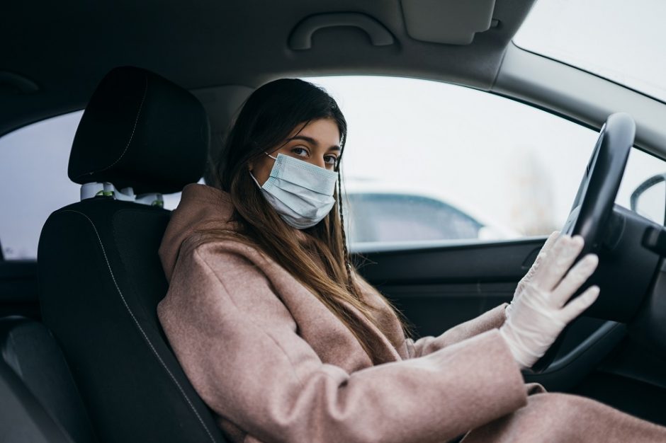 Kodėl net ir pasiskiepijusieji nuo COVID-19 turi dėvėti medicinines kaukes arba respiratorius?