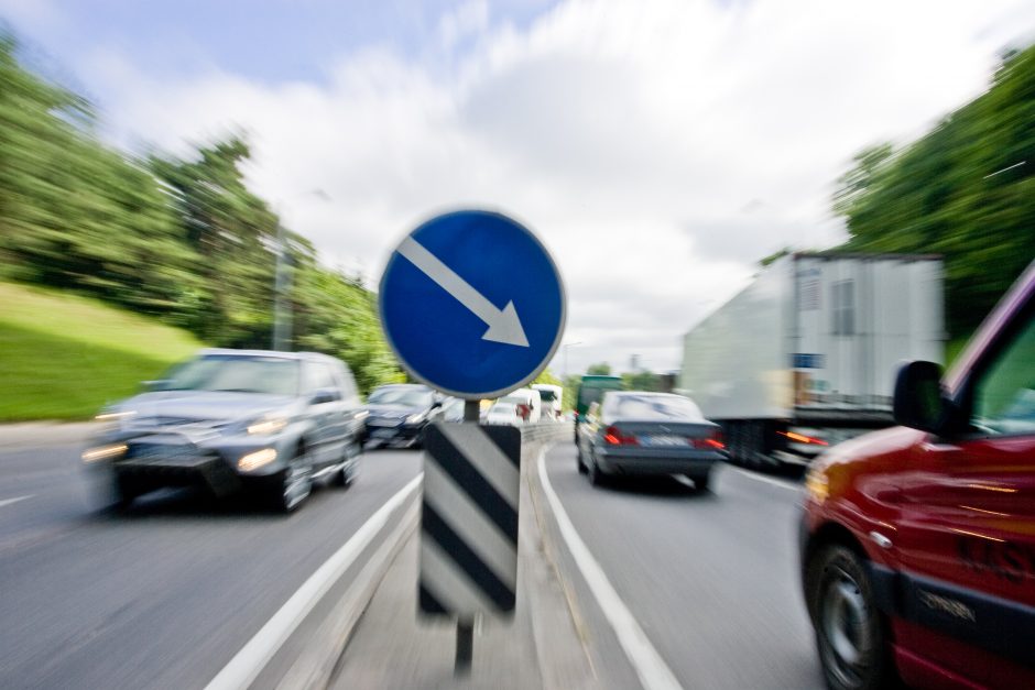 Perspėja vairuotojus: kelio danga nesaugi – gali tekti riboti greitį