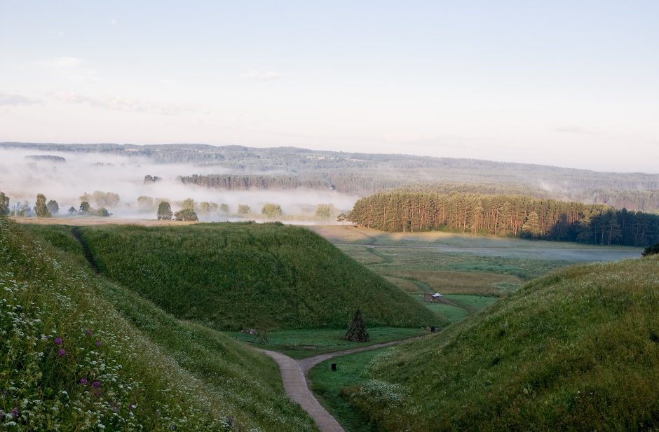 Įspėja: slenka vieno iš Kernavės piliakalnių šlaitai