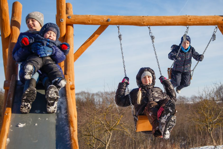 Choro dirigentai namuose vadovauja šešių vaikų orkestrui