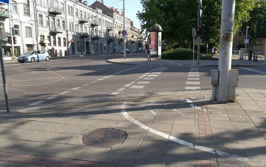 Ragina savivaldybes susitvarkyti: aiškiai gatvėse pažymėti dviračių pervažas