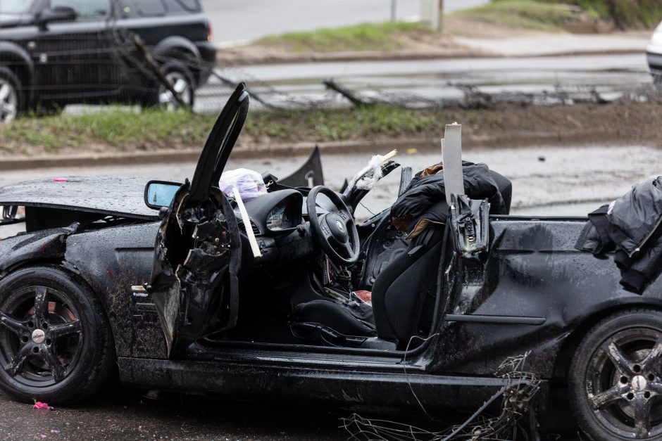 Keturis jaunuolius pražudžiusi BMW avarija Vilniuje: ikiteisminis tyrimas – nutrauktas