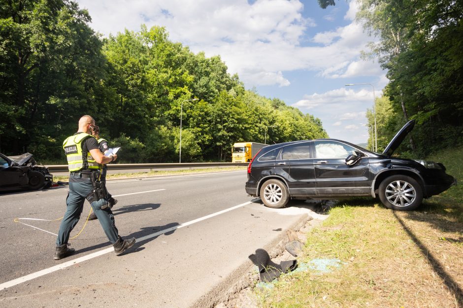 Vilniuje – smarki avarija: „Honda“ apsivertė ant stogo, BMW atsitrenkė į atitvarus, prireikė medikų