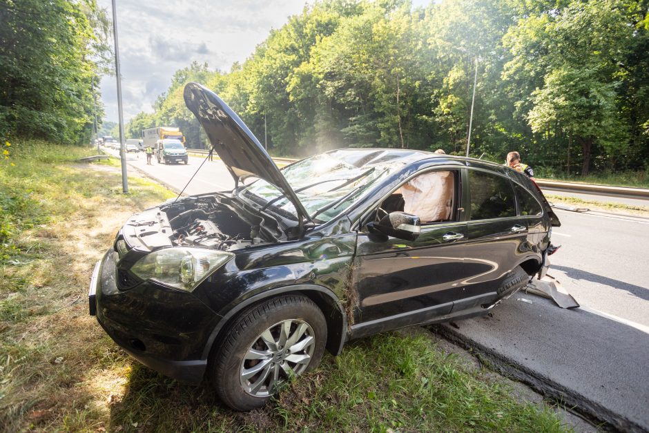 Vilniuje – smarki avarija: „Honda“ apsivertė ant stogo, BMW atsitrenkė į atitvarus, prireikė medikų