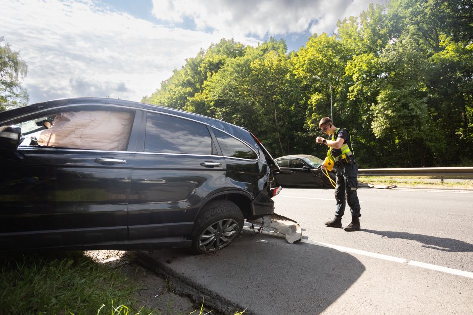 Vilniuje – smarki avarija: „Honda“ apsivertė ant stogo, BMW atsitrenkė į atitvarus, prireikė medikų