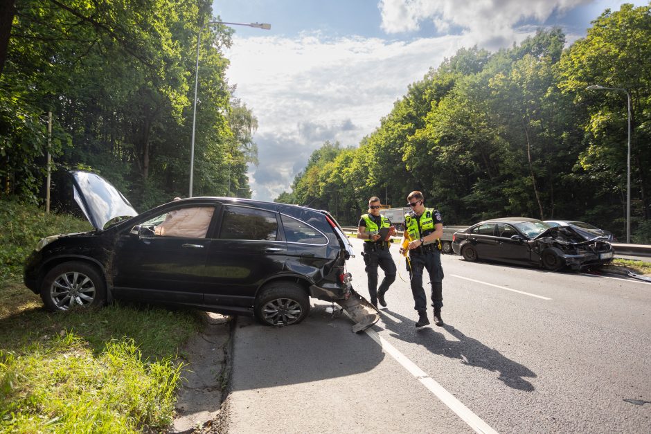 Vilniuje – smarki avarija: „Honda“ apsivertė ant stogo, BMW atsitrenkė į atitvarus, prireikė medikų