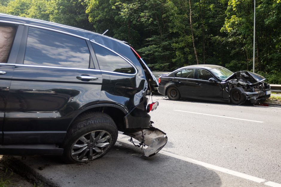 Vilniuje – smarki avarija: „Honda“ apsivertė ant stogo, BMW atsitrenkė į atitvarus, prireikė medikų