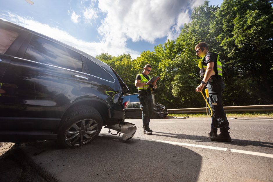 Vilniuje – smarki avarija: „Honda“ apsivertė ant stogo, BMW atsitrenkė į atitvarus, prireikė medikų