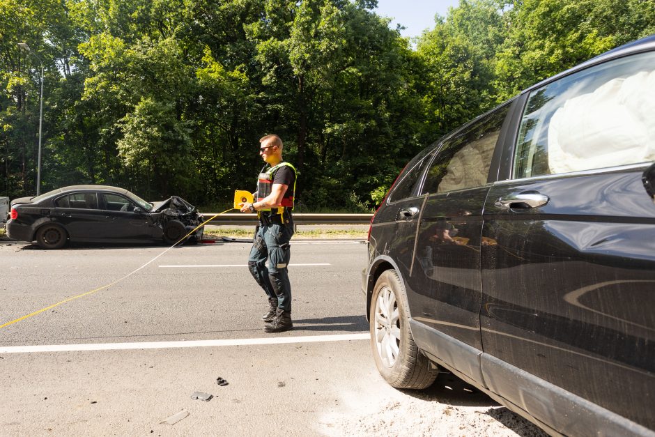 Vilniuje – smarki avarija: „Honda“ apsivertė ant stogo, BMW atsitrenkė į atitvarus, prireikė medikų