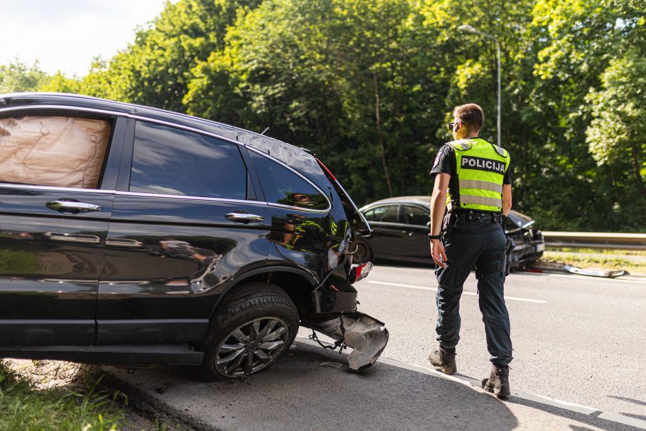 Vilniuje – smarki avarija: „Honda“ apsivertė ant stogo, BMW atsitrenkė į atitvarus, prireikė medikų