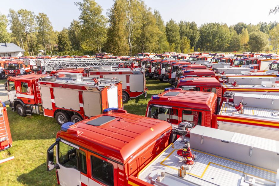 Priešgaisrinėms gelbėjimo tarnyboms perduoti 47 automobiliai