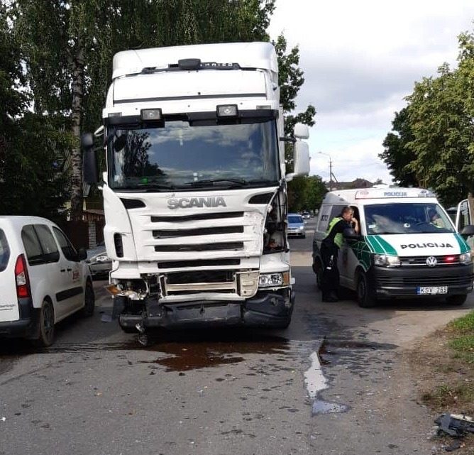 Vilkikas rėžėsi į „Pontiac“, garbaus amžiaus vairuotojas išvežtas į ligoninę