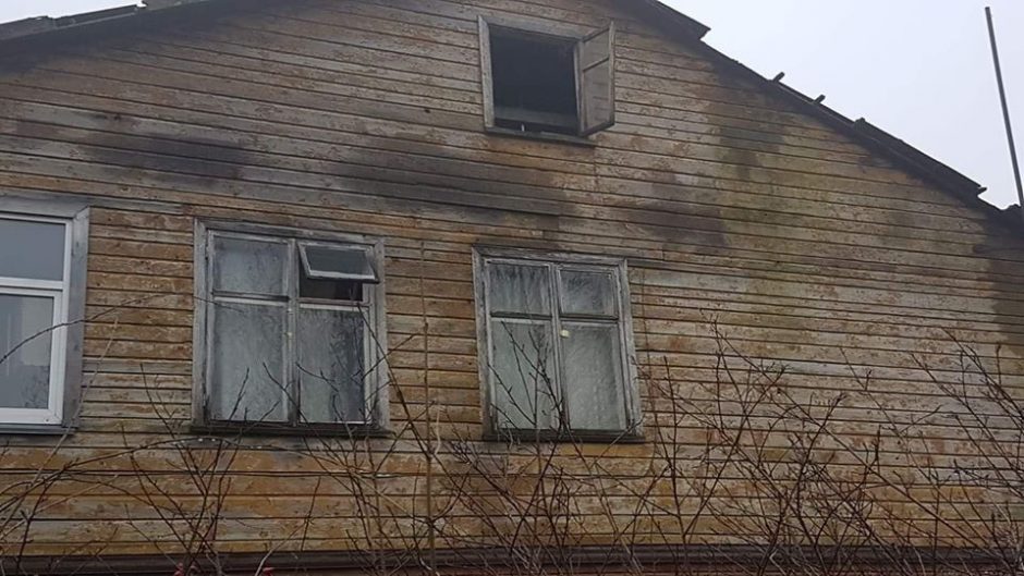 Ugnis įsisuko į aštuonių šeimų namą: be pastogės liko ir neįgalūs vaikai