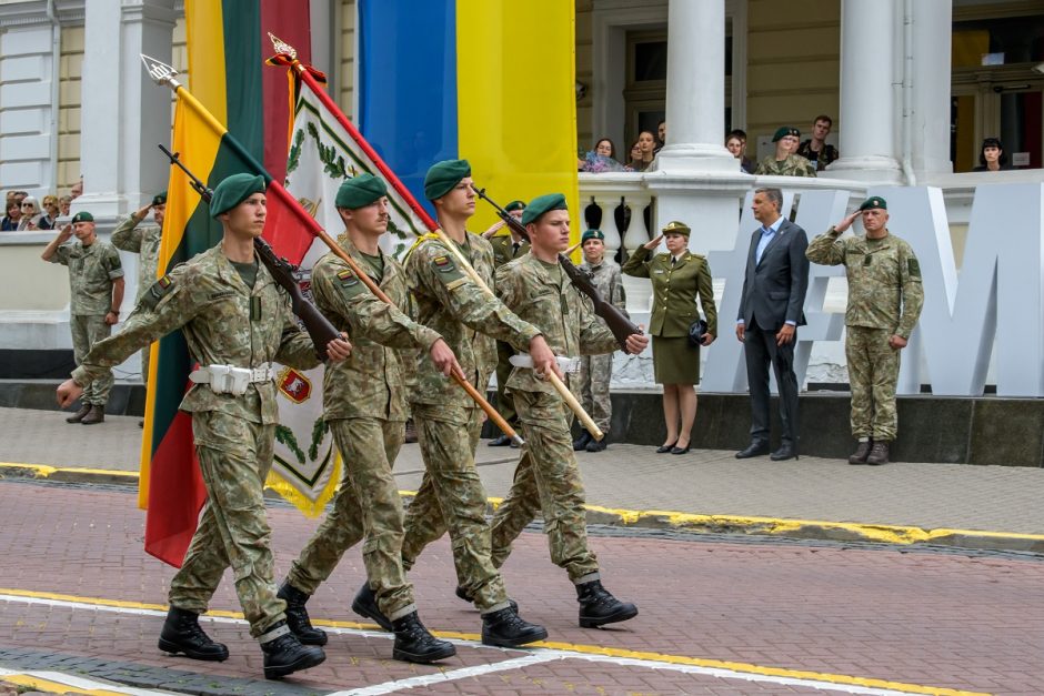 Jaunesniųjų karininkų vadų mokymų absolventams suteiktas pirmasis karininko laipsnis