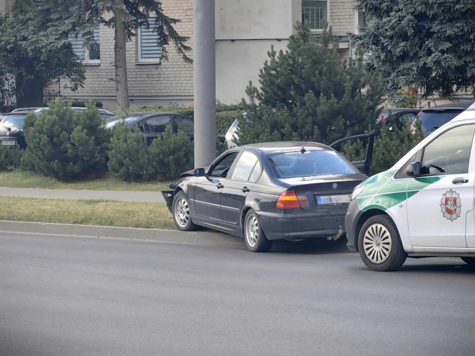 Žiedinėje sankryžoje BMW atsitrenkė į stulpą: vairuotojas teigė, kad bandė išvengti avarijos