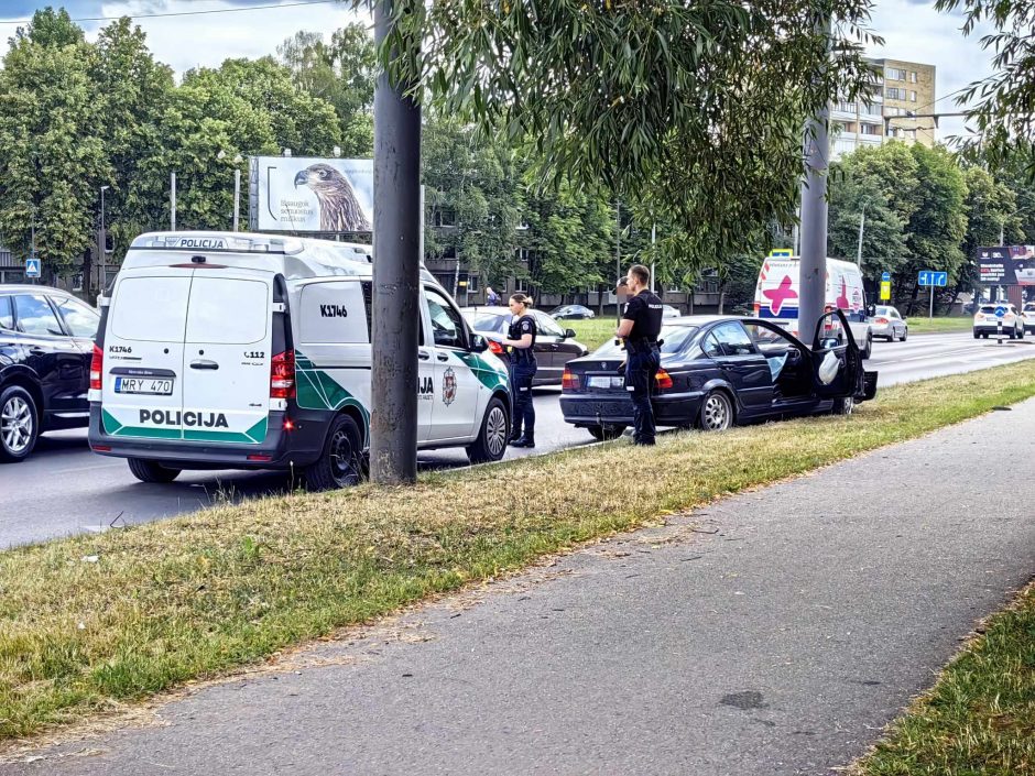 Žiedinėje sankryžoje BMW atsitrenkė į stulpą: vairuotojas teigė, kad bandė išvengti avarijos