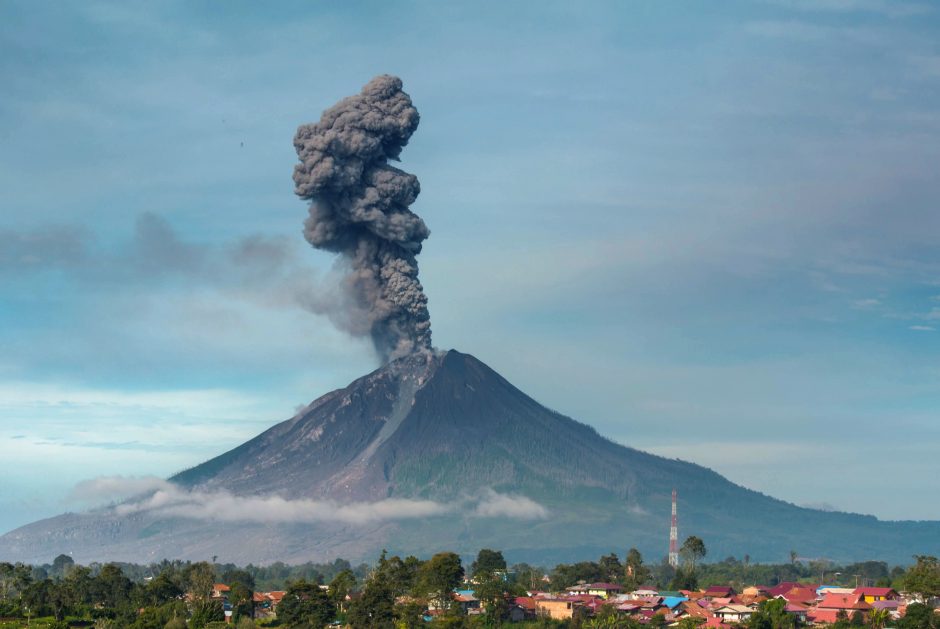 Indonezijoje stiprus išsiveržimas pakeitė Sinabungo ugnikalnio viršūnės pavidalą