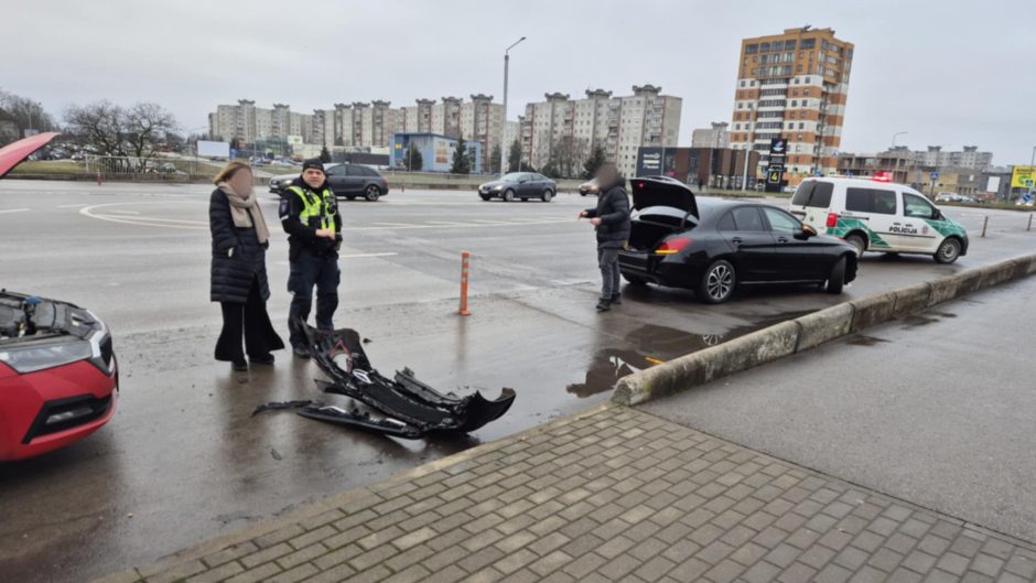 Po akistatos ant viaduko Šilainiuose –  be bamperio