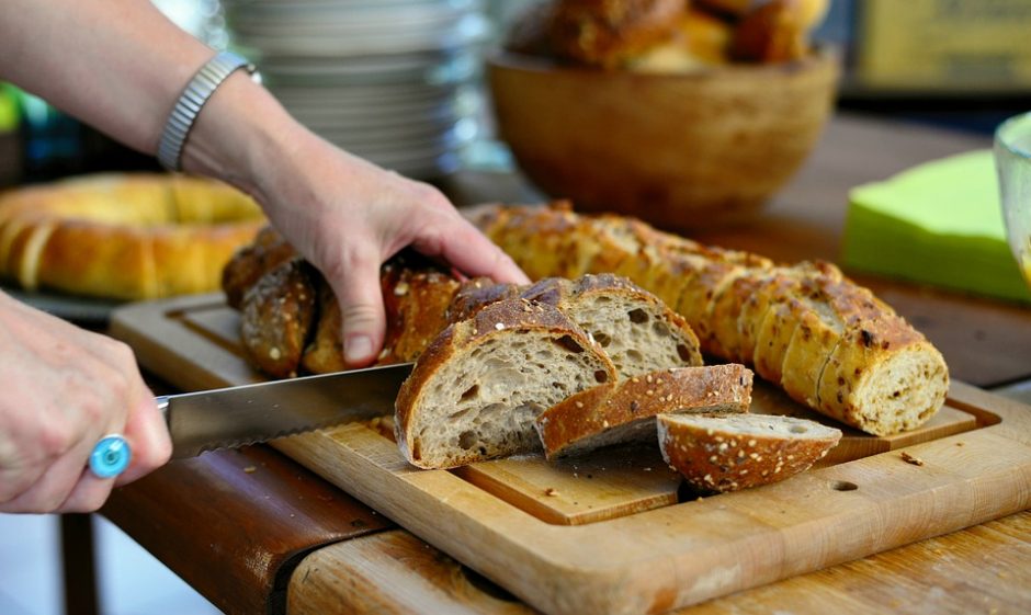 Dietologė paneigė mitą:  visagrūdė duona gali būti ir nenaudinga organizmui