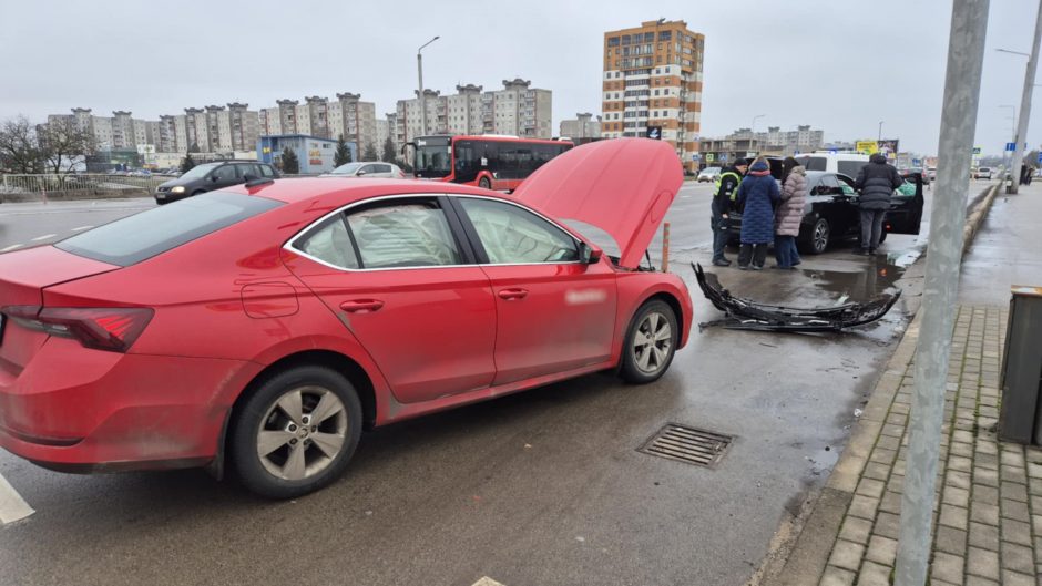 Po akistatos ant viaduko Šilainiuose –  be bamperio