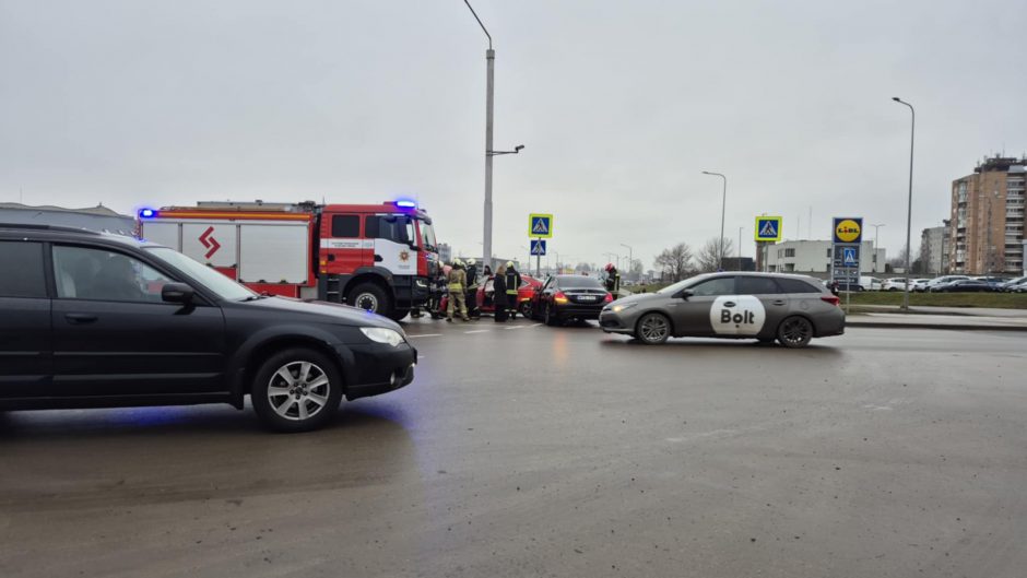 Po akistatos ant viaduko Šilainiuose –  be bamperio