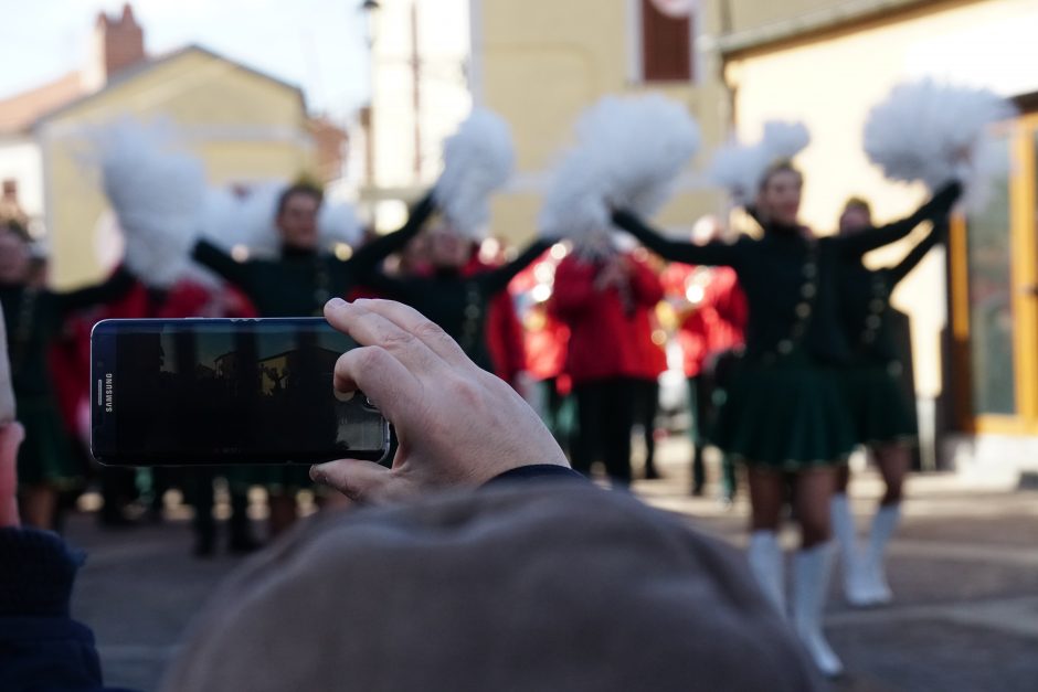 Orkestras „Ąžuolynas“ siaurose gatvelėse surengė koncertus ir budino italus