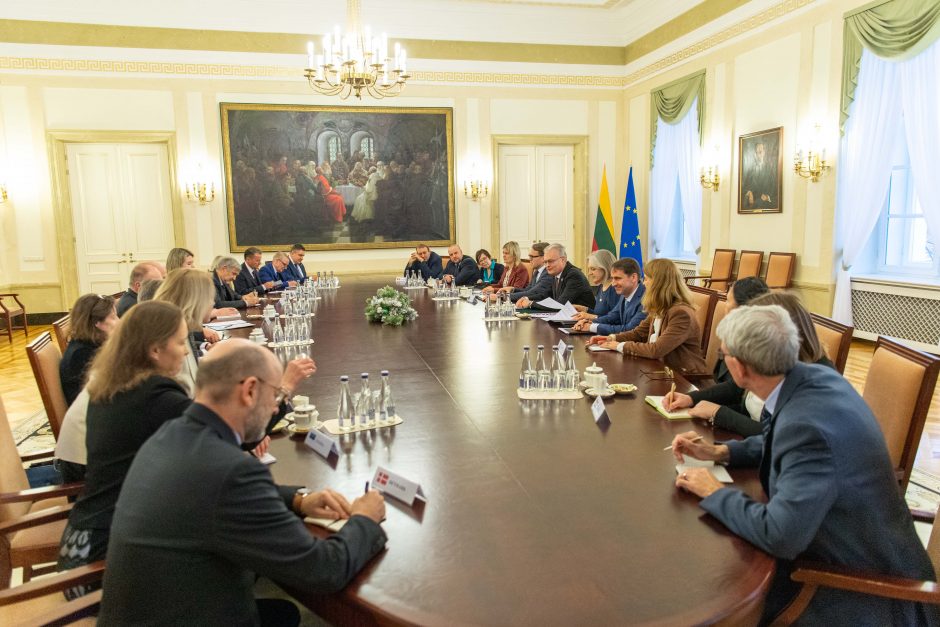 G. Nausėda su ES šalių ambasadoriais aptarė paramą Ukrainai, energijos kainų mažinimą