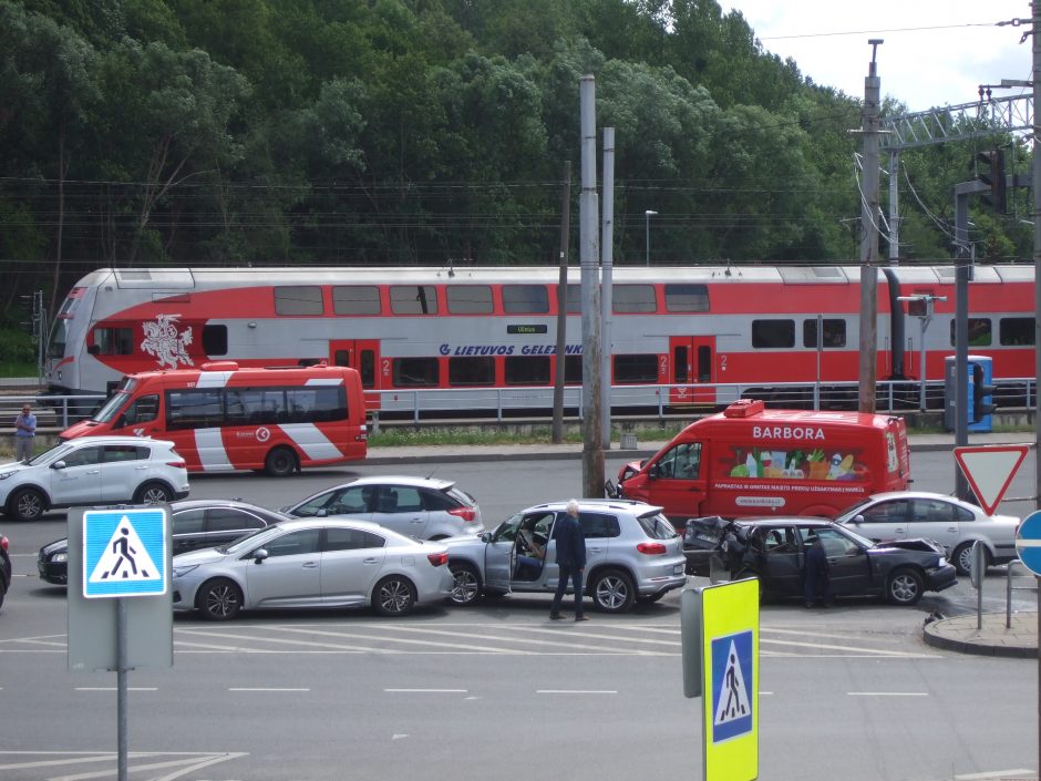 Šalia Kauno geležinkelio stoties – keturių automobilių avarija