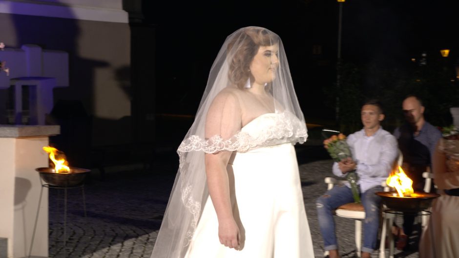 Apkūnios merginos griauna stereotipus apie vestuvines sukneles