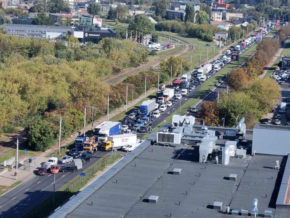 Savanorių prospekte Vilniuje – didžiulė automobilių spūstis