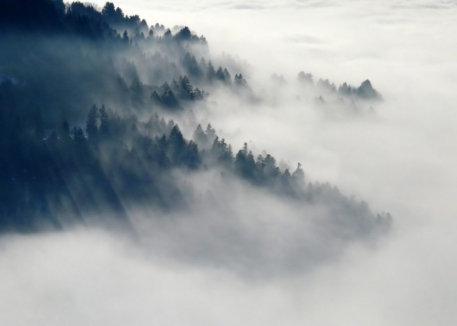 Orai: vargins rūkas ir šlapdriba